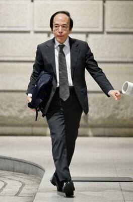 　金融政策決定会合出席のため、日銀本店に入る植田総裁＝１９日午前（代表撮影）