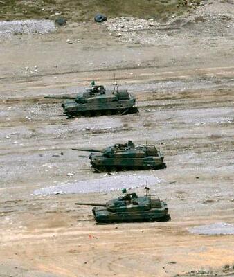 　訓練中に砲弾が破裂する事故のあった戦車（中央）＝２１日午後０時４６分、大分県の陸自日出生台演習場（共同通信社ヘリから）