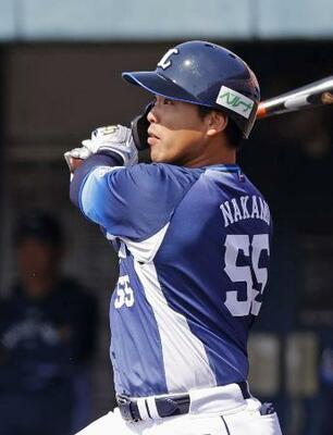 　１回、左中間に適時二塁打を放つ西武・仲三＝宮崎アイビー