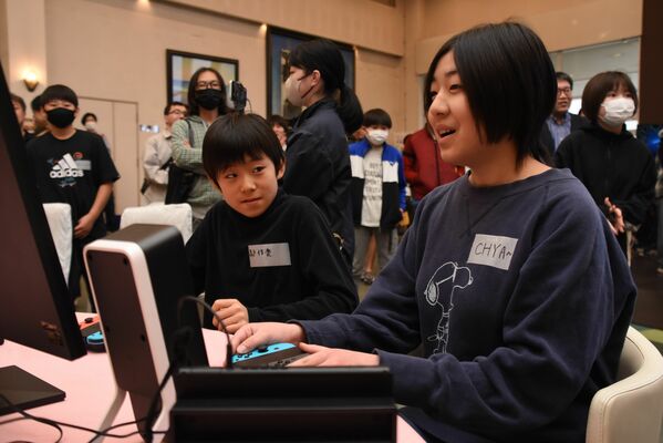 ぷよぷよの初心者向け大会で優勝した伊能さん（右）