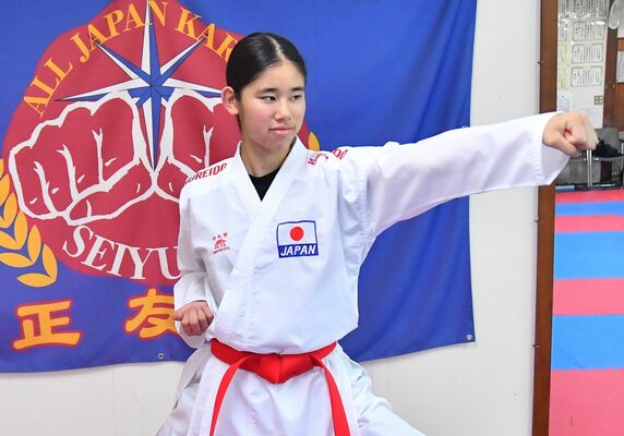 カデット女子組手61キロ級で優勝した猪熊＝佐野市