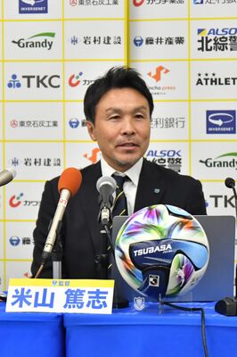 就任会見で意気込みを語る栃木ＳＣの米山新監督＝県庁記者クラブ、鈴木航撮影