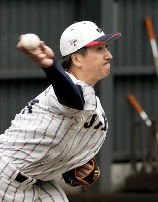 　ブルペンで投球練習する大勢＝宮崎