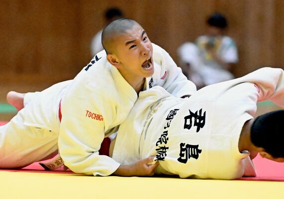 柔道男子55キロ級決勝　大賀（足利一）－君島（国学栃木）戦　一本勝ちを決めて雄たけびを上げる大賀（左）＝ユウケイ武道館、田中勝撮影