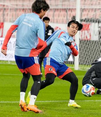 　ガーナ戦に向け、最終調整する上田（右）＝豊田スタジアム