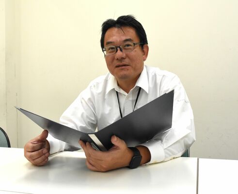 「被害者支援の大切さを多くの人に知ってほしい」と語る久保警部＝10月下旬、県警本部