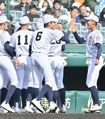 試合開始前、足のけがの中、チームメートとハイタッチをする佐野日大の吉澤(中央)=甲子園、広瀬華撮影
