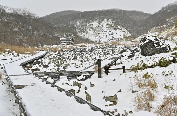 白く雪化粧した殺生石園地＝23日午前、那須町湯本