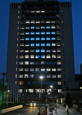 窓が青くハート形に彩られた宇都宮市役所＝３日午後６時25分