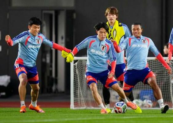 ボリビア戦に向け、調整する(左から)遠藤、佐藤、瀬古、藤田=千葉市内