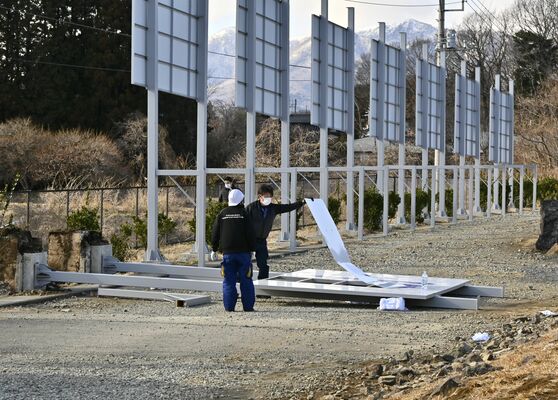 立て看板が倒壊した現場＝５日午後３時15分、那須町高久甲