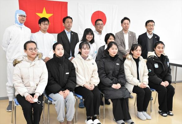 入社式で会社幹部らと記念撮影する技能実習生たち（前列６人）＝13日午前、矢板市こぶし台