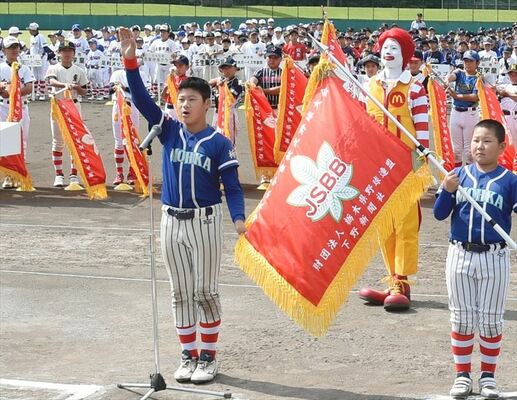 力強く選手宣誓する真岡クラブの勝田主将