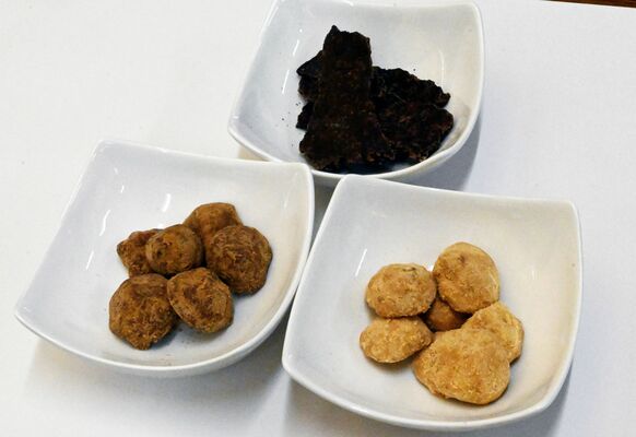 「鹿沼土みたいな食べられるお菓子」シリーズの手前右から時計回りに「鹿沼土」「赤玉土」「腐葉土」