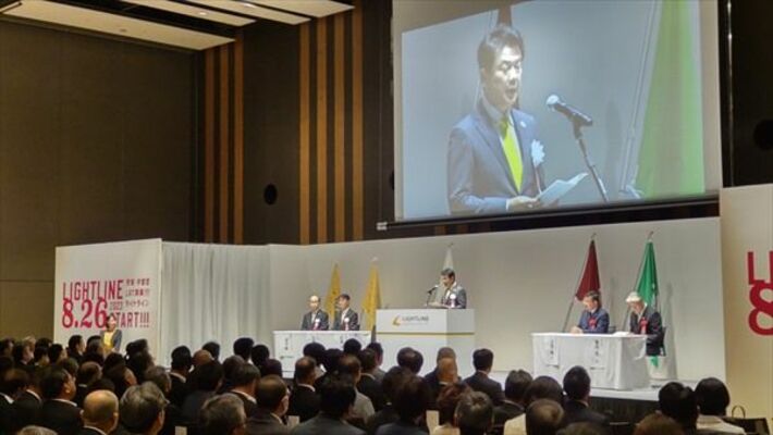 開業式であいさつする宇都宮市の佐藤市長＝26日午前、ライトキューブ宇都宮
