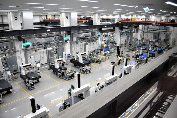 生産ラインを一望できるＭＣ工場の生産ライン＝宇都宮市内