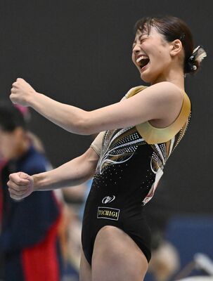 体操成年女子団体総合決勝　平均台の演技を終え、笑顔でガッツポーズの栃木県チームの井関＝日環アリーナ栃木メインアリーナ