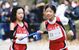 女子　「よろしく真岡」の３区・山口（左）からたすきを受けて４区・鈴木がスタート