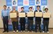 感謝状を手にする高校生と石塚署長（左）