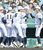試合開始前、足のけがの中、チームメートとハイタッチをする佐野日大の吉澤(中央)=甲子園、広瀬華撮影