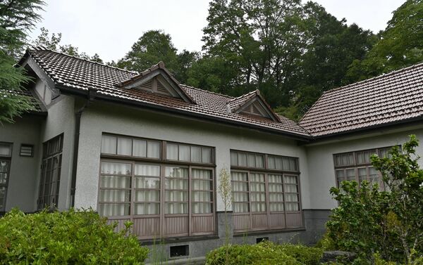 洋風の外観が目を引く緑町配水場水道山記念館。写真右側が増築された貴賓室