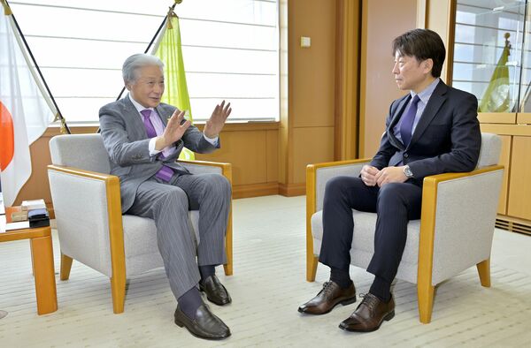 対談する福田知事（左）と三浦編集局長