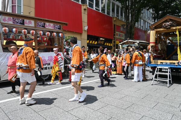 軽やかなおはやしが流れるバンバ通り