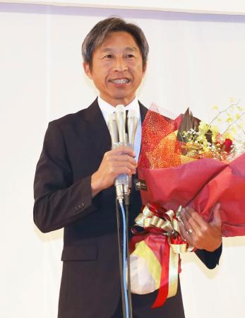 長野市長選で再選を決め、支援者を前にあいさつする荻原健司氏=26日午後、長野市