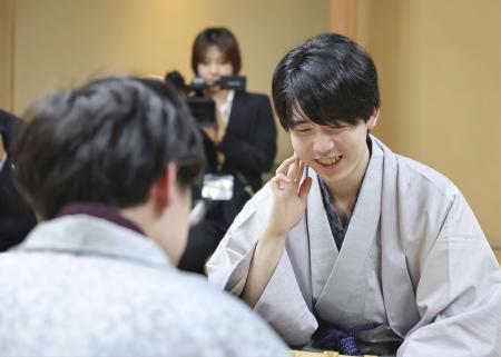 　将棋の第７３期王座戦５番勝負第５局で、伊藤匠新王座（手前）に敗れた藤井聡太六冠＝２８日夜、甲府市