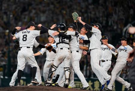プロ野球セ・リーグで2年ぶり7度目の優勝を決め、抱き合って喜ぶ阪神ナイン=甲子園