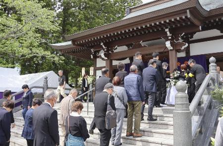 　鹿児島県南九州市の知覧飛行場跡地で営まれた旧日本陸軍特攻隊員の慰霊祭で献花する参列者＝２０２５年５月３日午後、鹿児島県南九州市
