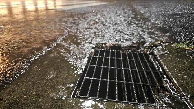 雨をのみ込む側溝=前橋市内