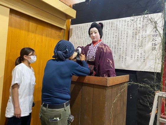 お化け屋敷開場前日（先月）、お岩さんを仕上げる３代目