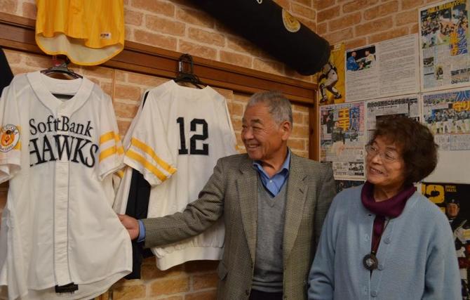 「自然のまま育てたら、結果的に野球選手になった」と話す守さん(左)と伊豆美さん
