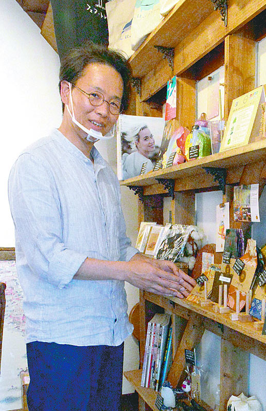 思っていたよりも草の香りがしない「草ストロー」と中尾さん。メーカーによれば、水洗いで4回ほど使用できるという