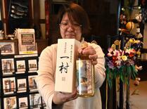 栃木出身の画家・一村の絵あしらった奄美大島の黒糖焼酎　「つながりで仕入…
