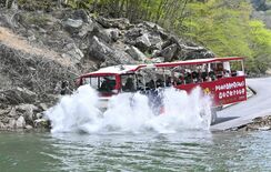 日光で水陸両用バス運行開始　新緑の湯西川ダムを遊覧