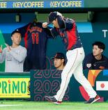 ベンチにダルのユニホーム飾る