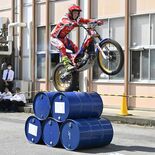 トライアルバイクのデモ走行に歓声　真岡工業高でモビリティリゾートもてぎ…