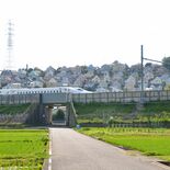 新幹線車窓から見えるあの景色は？　三角屋根、パステルカラーが印象的　S…