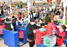 おもちゃ売り場盛況