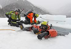 「海猿」が氷下潜水訓練　日光