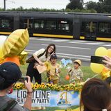芳賀でLRTバースデイ・パーティー　開業１周年祝いにぎわい　グッズに行列、飲食ブースも人気