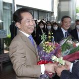 見目芳賀町長退任　古谷副町長も　笑顔で退任式