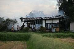 住宅母屋全焼か 住民の男性けが