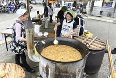 芋煮と新米、人気上々