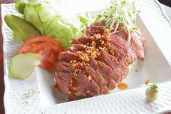 ビーフステーキとアボカドの丼仕立て西洋わさび添え