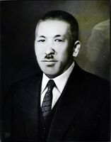 県議会史に第23代の森岡知事として掲載されている肖像画。実は別人（県提供）