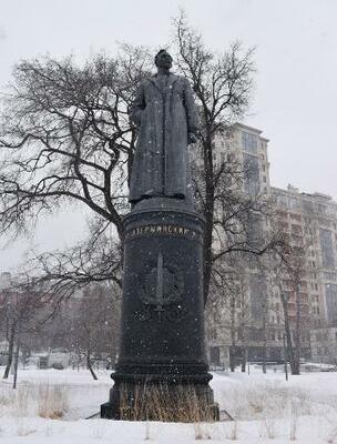 　１９９１年に引き倒され、現在はモスクワ市内の公園で保管されるＫＧＢ創設者ジェルジンスキーの像＝２０２１年