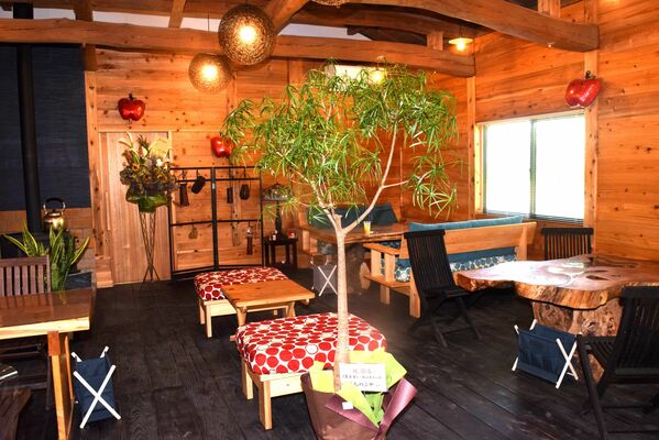 大野りんご園内にオープンした「ファーマーズカフェ　農楽舎」＝那須町